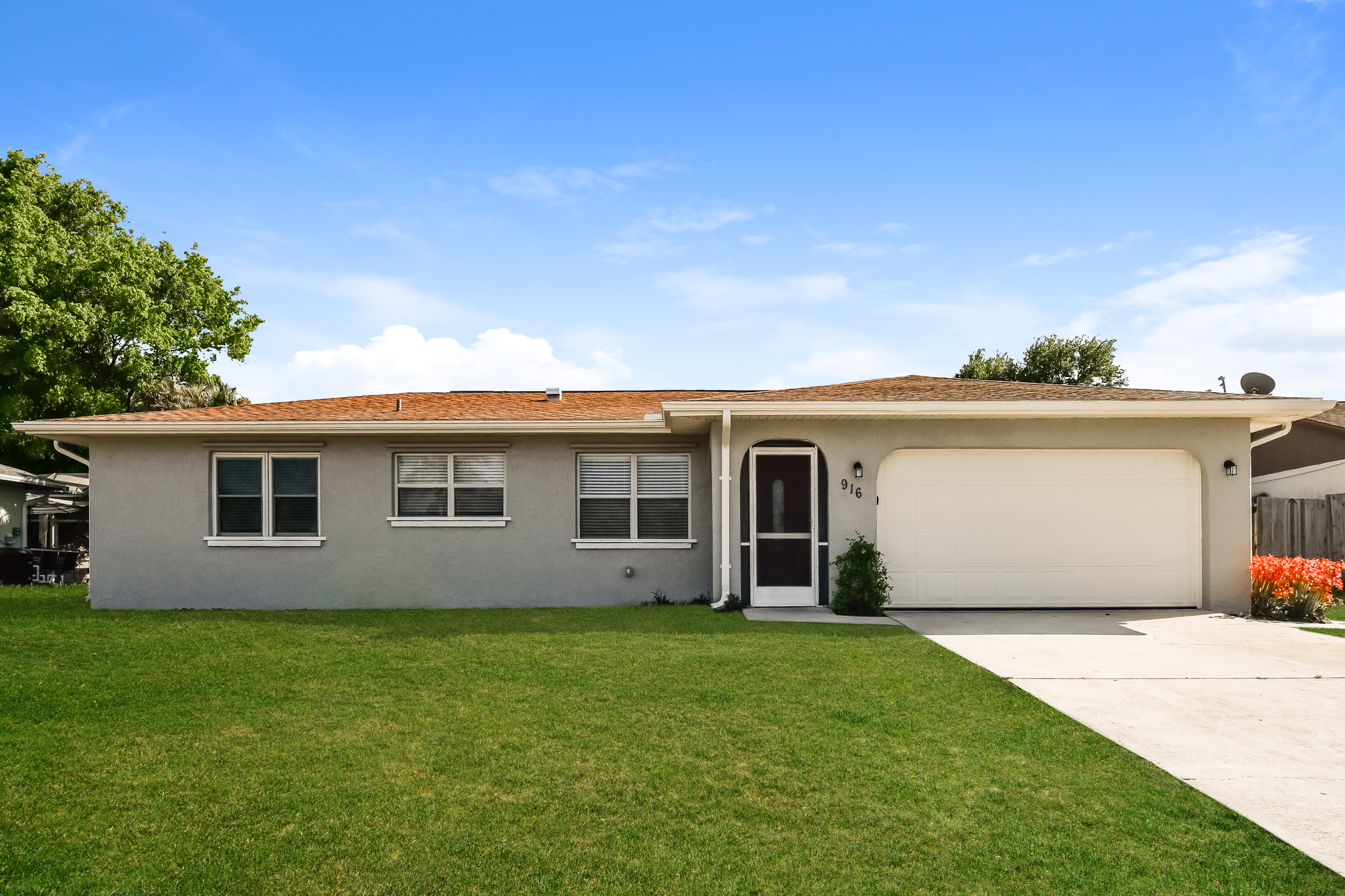 916 SE 18th St Cape Coral, FL 33990